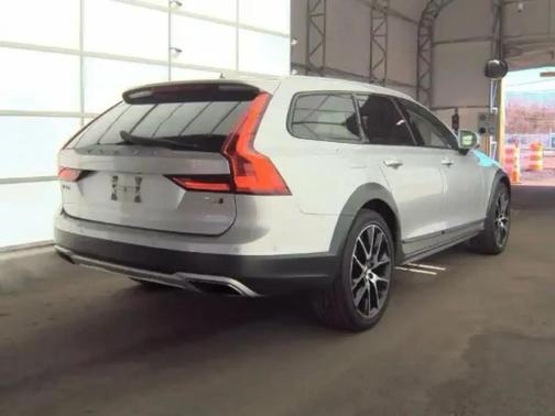 2017 Volvo V90 Cross Country T6