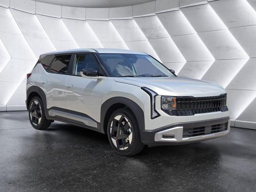 Ivory Silver 2027 Kia Seltos S