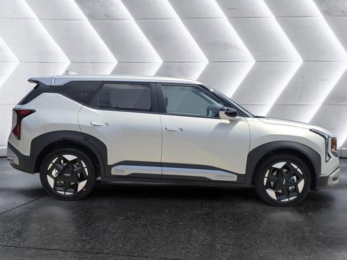 Ivory Silver 2027 Kia Seltos S