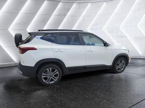 Clear White/Black Roof 2023 Kia Seltos S