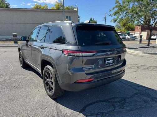 2025 Jeep Grand Cherokee Laredo
