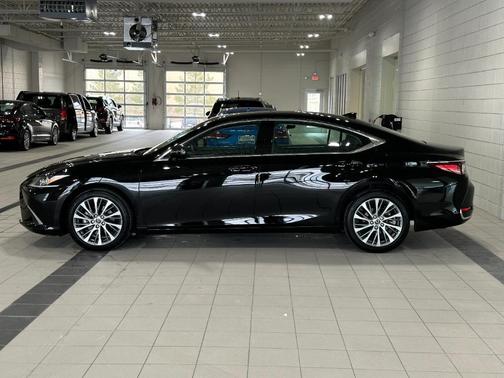 Photo 3 of 23 of 2021 Lexus ES 250 250