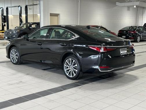 Photo 4 of 23 of 2021 Lexus ES 250 250