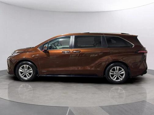 2021 Toyota Sienna XSE 7 Passenger