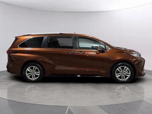 2021 Toyota Sienna XSE 7 Passenger