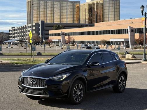2017 INFINITI QX30 Luxury