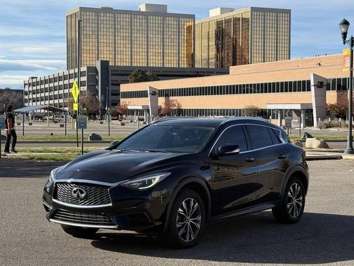 2017 INFINITI QX30 Luxury