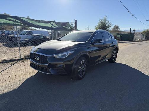 2017 INFINITI QX30 Luxury