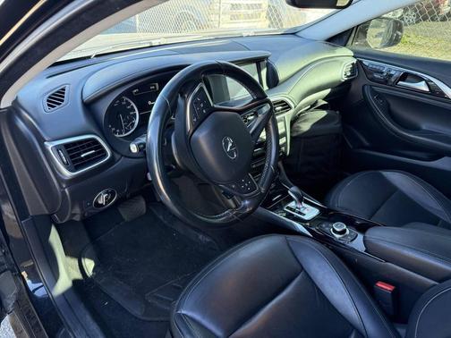 2017 INFINITI QX30 Luxury