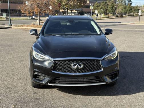2017 INFINITI QX30 Luxury