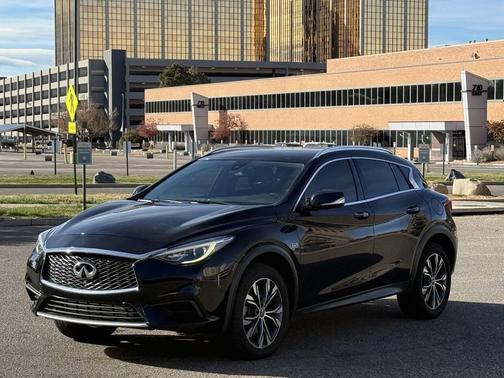 2017 INFINITI QX30 Luxury