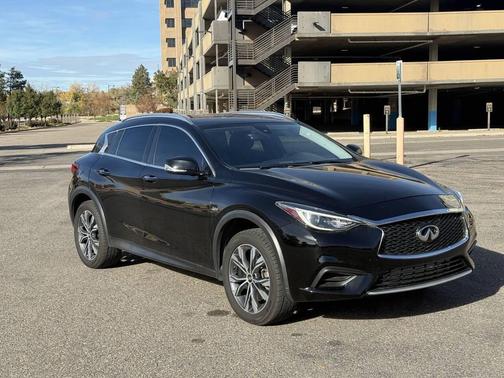 2017 INFINITI QX30 Luxury