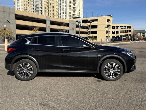 2017 INFINITI QX30 Luxury