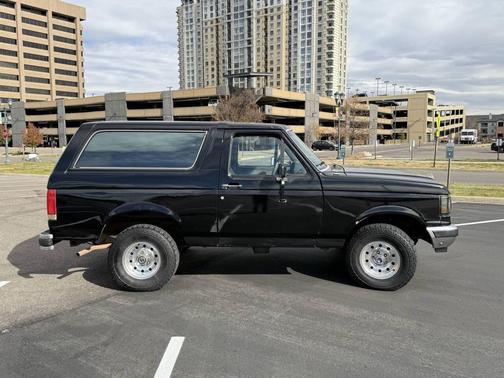 1990 Ford Bronco XLT 2dr 4WD SUV