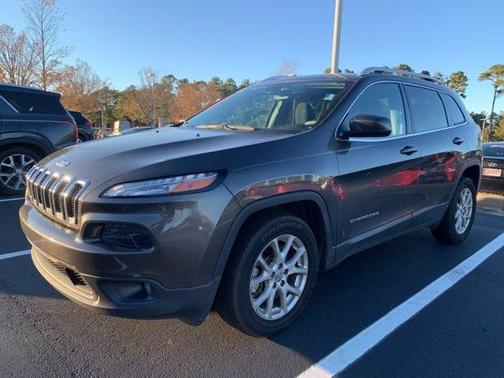 Photo 3 of 3 of 2017 Jeep Cherokee Latitude