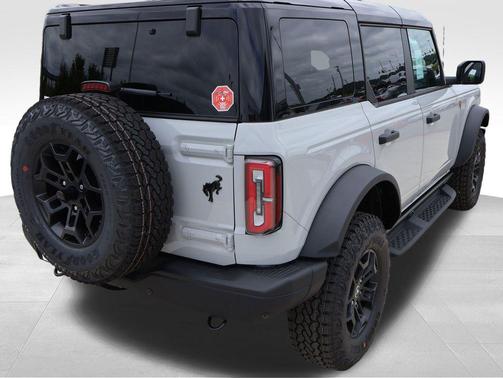 Avalanche Gray 2026 Ford Bronco Badlands
