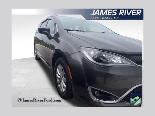 Granite Crystal Metallic Clearcoat 2018 Chrysler Pacifica Touring-L