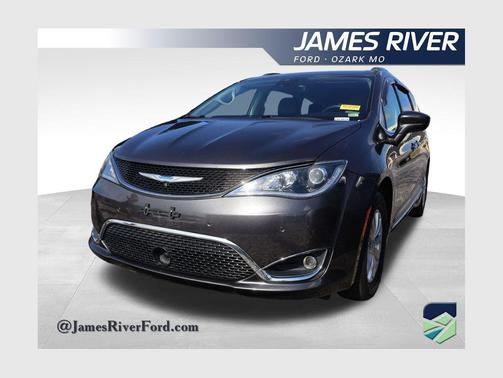 Granite Crystal Metallic Clearcoat 2018 Chrysler Pacifica Touring-L