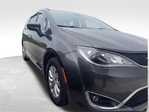 Granite Crystal Metallic Clearcoat 2018 Chrysler Pacifica Touring-L