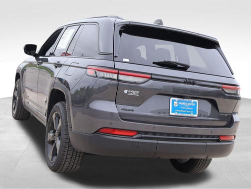 Baltic Gray Metallic Clearcoat 2023 Jeep Grand Cherokee Altitude