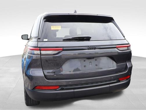 Baltic Gray Metallic Clearcoat 2023 Jeep Grand Cherokee Altitude