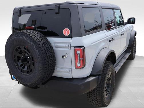 Avalanche Gray 2026 Ford Bronco Outer Banks