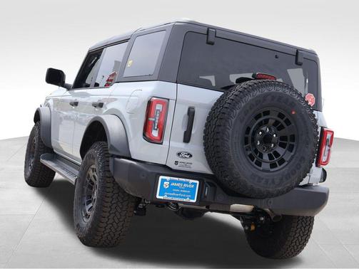 Avalanche Gray 2026 Ford Bronco Outer Banks