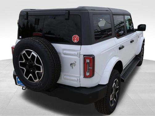 Oxford White 2026 Ford Bronco Outer Banks