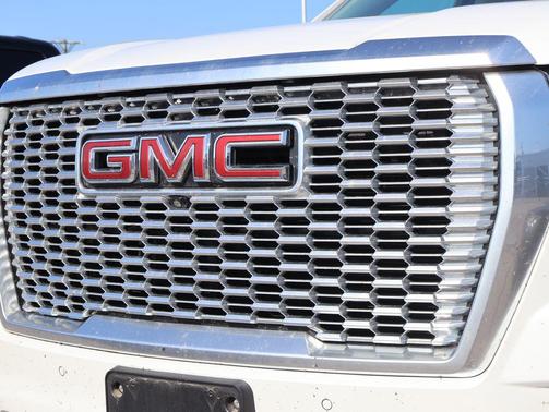 White Frost Tricoat 2023 GMC Yukon XL Denali