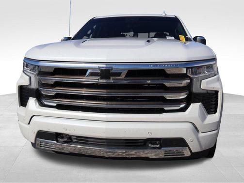 Iridescent Pearl Tricoat 2022 Chevrolet Silverado 1500 High Country