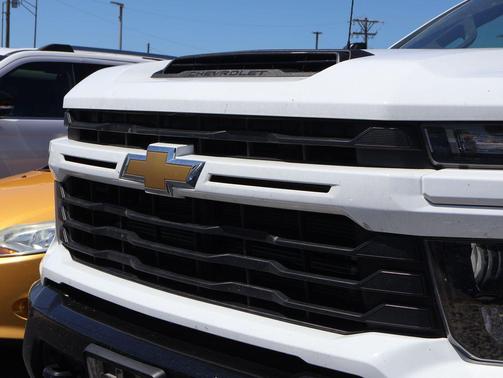 Summit White 2024 Chevrolet Silverado 2500 Custom