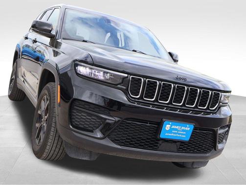 Diamond Black Crystal Pearlcoat 2025 Jeep Grand Cherokee Altitude