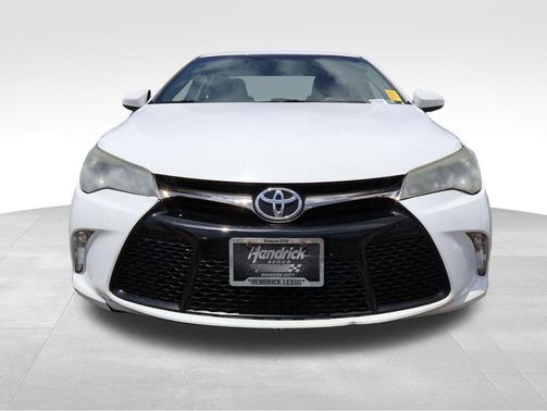 Super White 2017 Toyota Camry SE