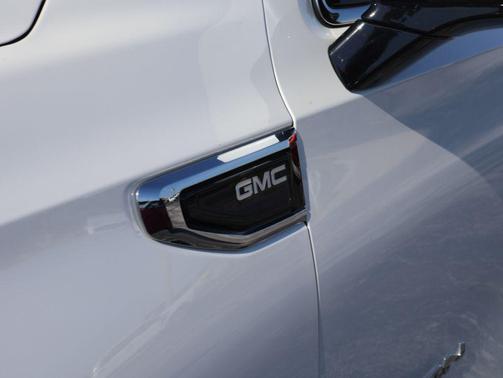 White Frost Tricoat 2024 GMC Yukon SLT
