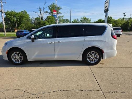 2023 Chrysler Pacifica Touring-L