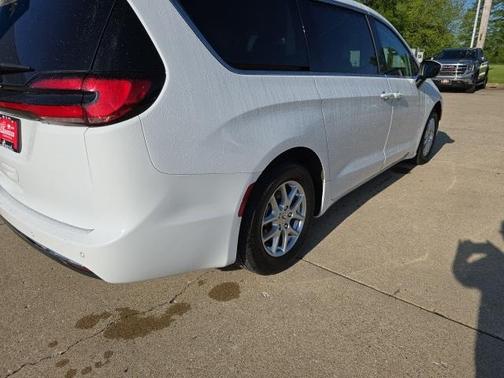 2023 Chrysler Pacifica Touring-L