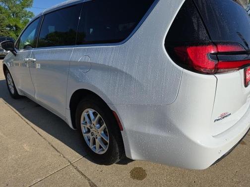 2023 Chrysler Pacifica Touring-L