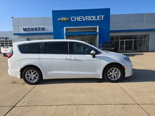 2023 Chrysler Pacifica Touring-L