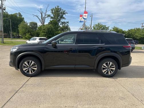 Black 2023 Nissan Pathfinder SL