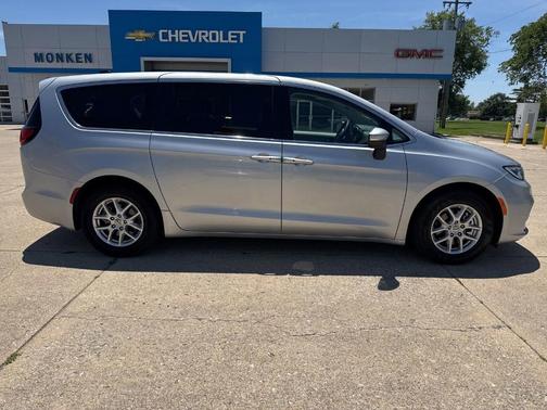 2023 Chrysler Pacifica Touring-L