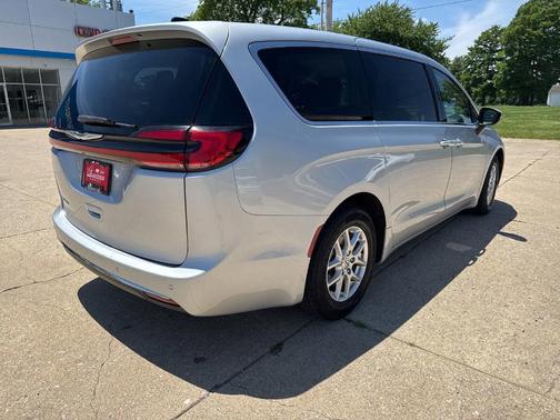 2023 Chrysler Pacifica Touring-L