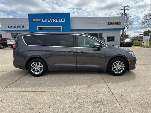 2023 Chrysler Pacifica Touring-L