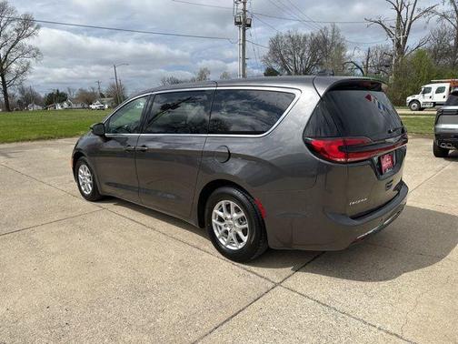 2023 Chrysler Pacifica Touring-L
