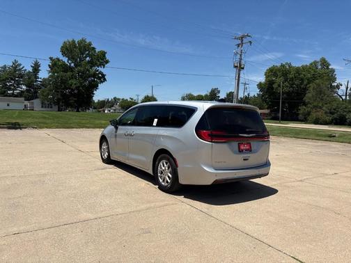 2024 Chrysler Pacifica Touring-L