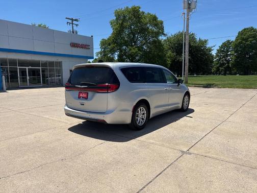 2024 Chrysler Pacifica Touring-L