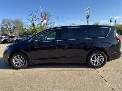 2023 Chrysler Pacifica Touring-L