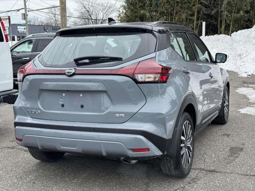 2023 Nissan Kicks SR