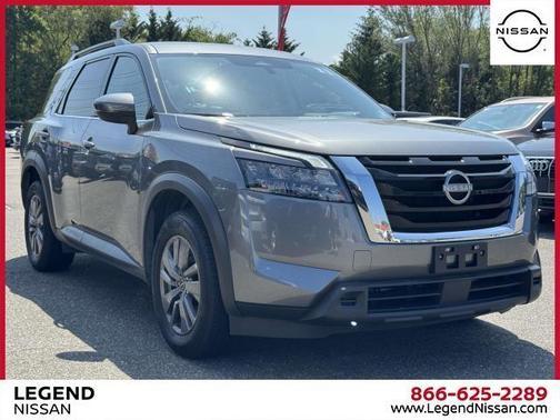 2025 Nissan Pathfinder SV