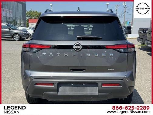 2025 Nissan Pathfinder SV