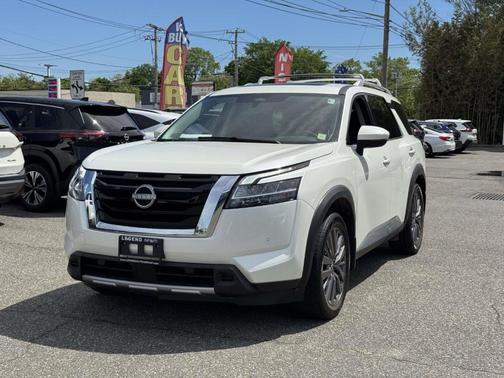 White 2023 Nissan Pathfinder SL
